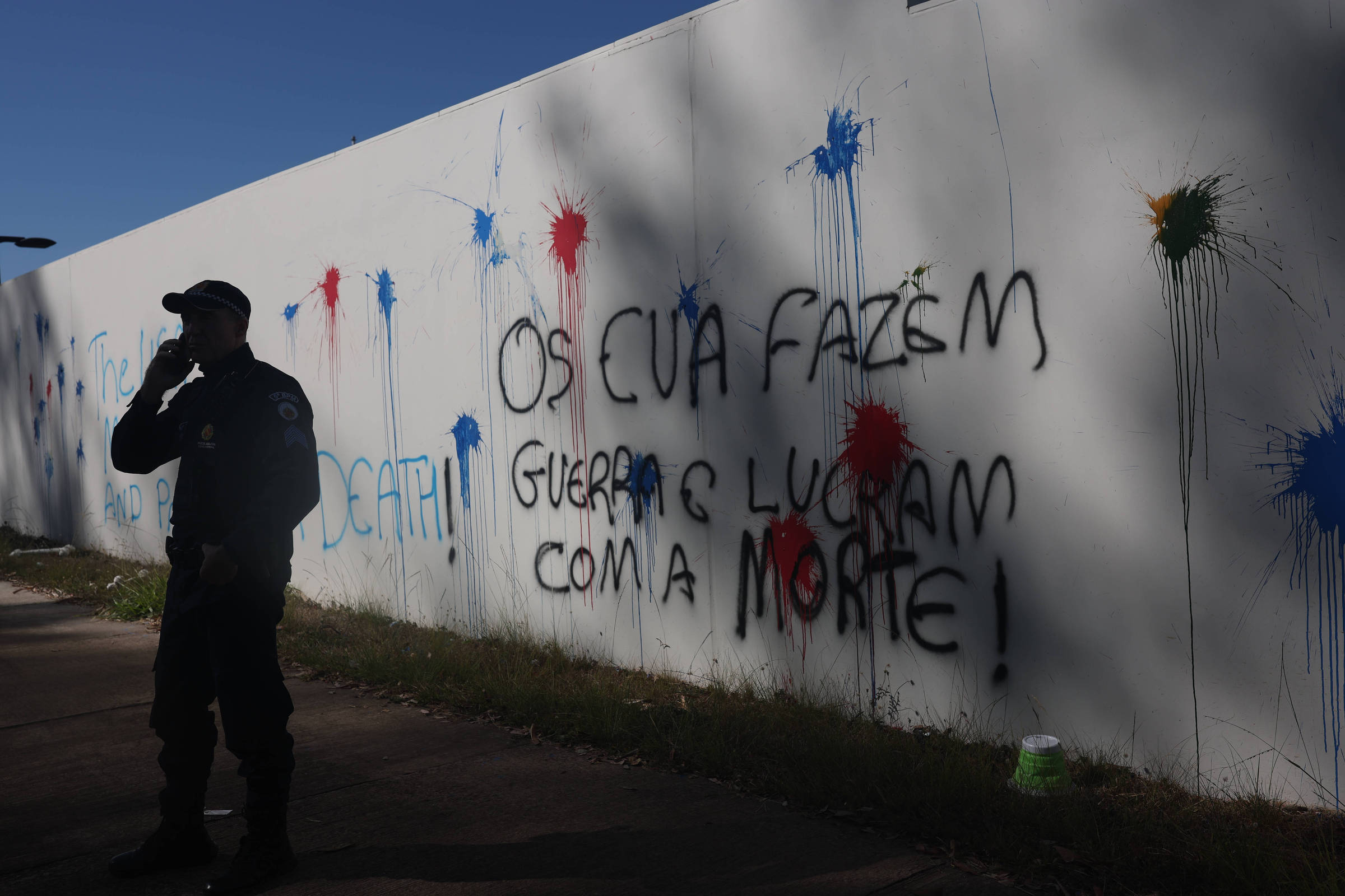 Muro da embaixada dos EUA em Brasília é pichado com críticas ao país