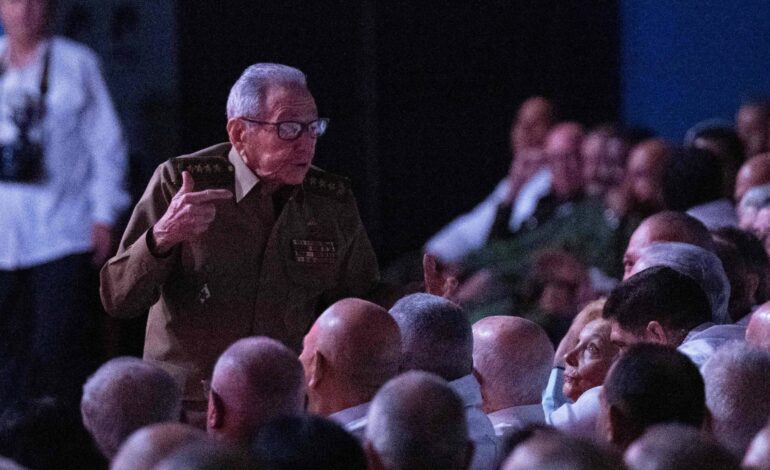 Raúl Castro faz rara aparição em comemoração do centenário de Fidel, em Havana