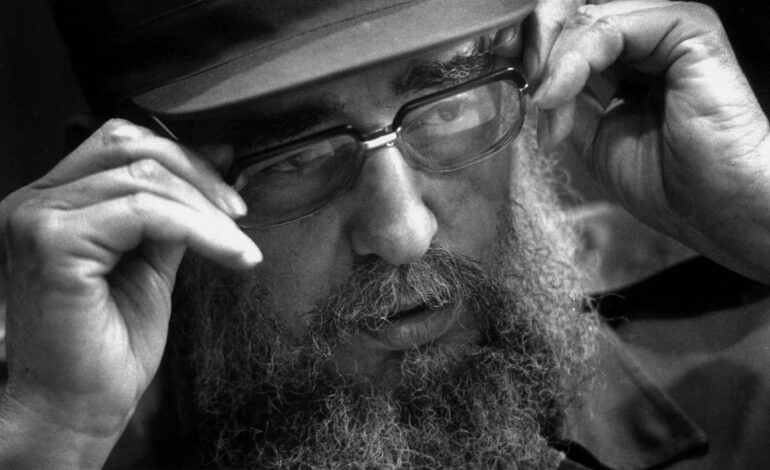 Fidel Castro não era comunista até EUA tentarem esmagar revolução, diz pesquisador de Harvard