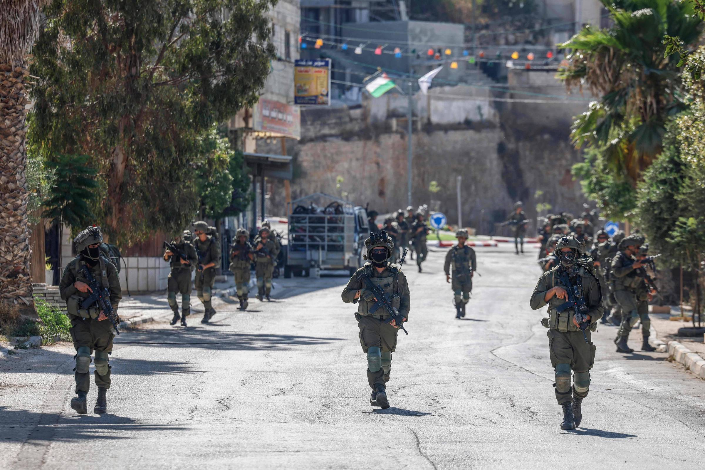 Colonos israelenses intensificam cerco a palestinos na Cisjordânia, e EUA pressionam Netanyahu