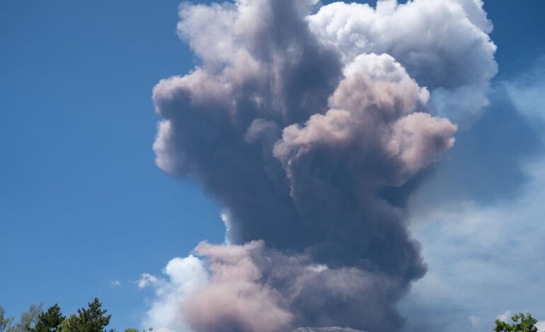 Erupção do Etna prolonga fechamento de aeroporto na Sicília
