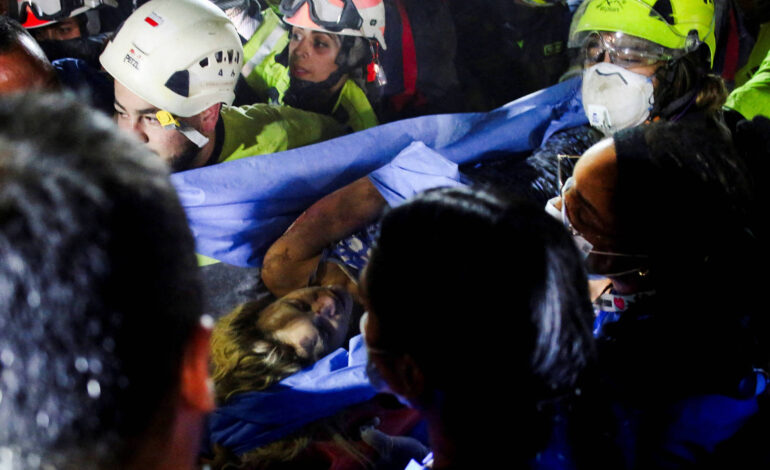 Morre mulher que ficou 37 horas presa em escombros após terremoto na Colômbia
