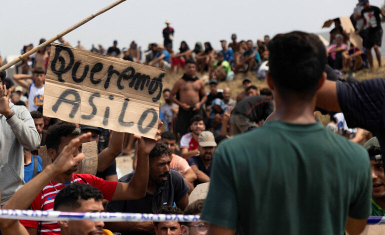 Migrantes protestam e pedem asilo em Ceuta, território da Espanha na África