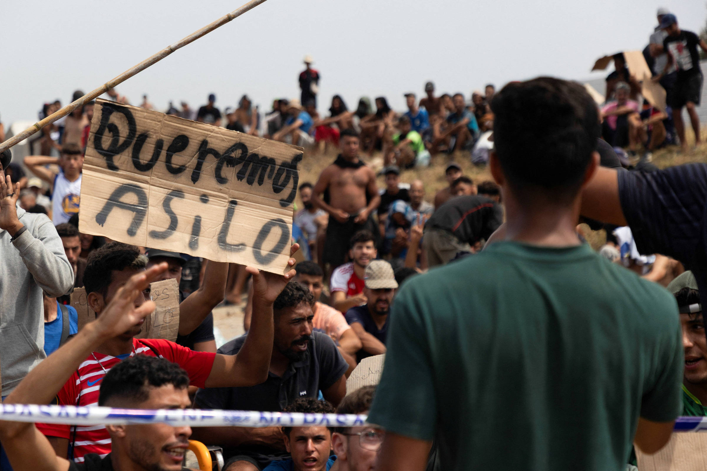 Migrantes protestam e pedem asilo em Ceuta, território da Espanha na África