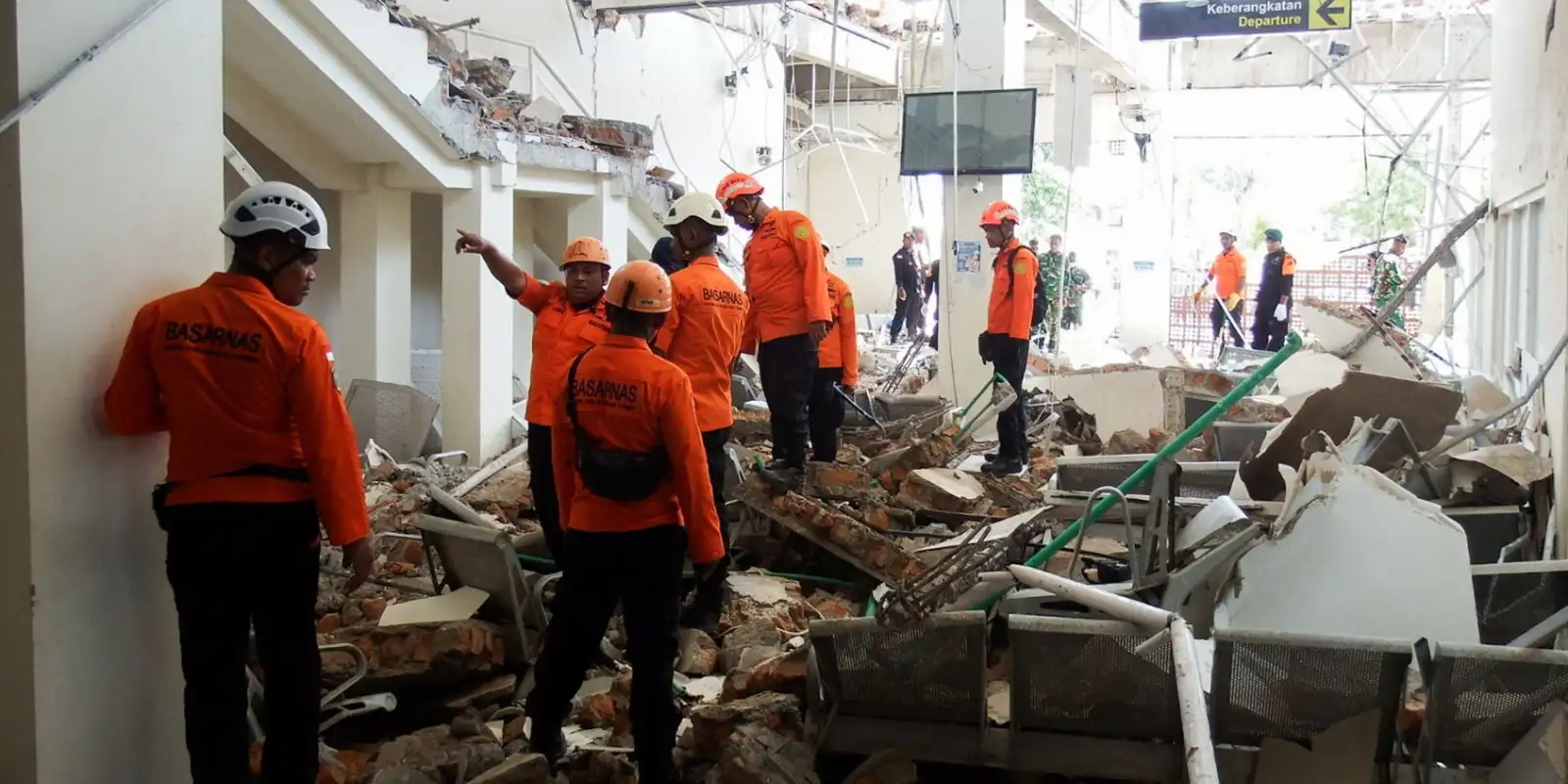 Indonésia: buscas por vítimas de tremor seguem no Dia da Independência