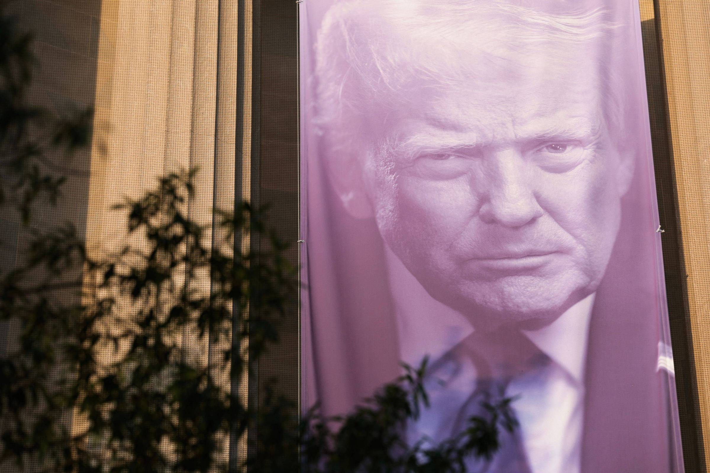 Taxa de aprovação de Trump cai para 33%, menor nível de seu mandato