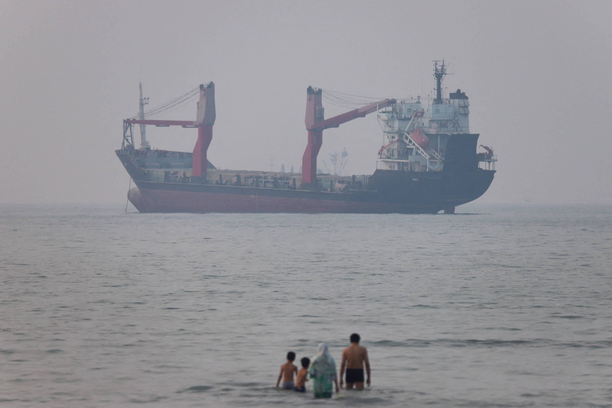 Hormuz ficará fechado até que EUA cumpram acordo, diz Irã