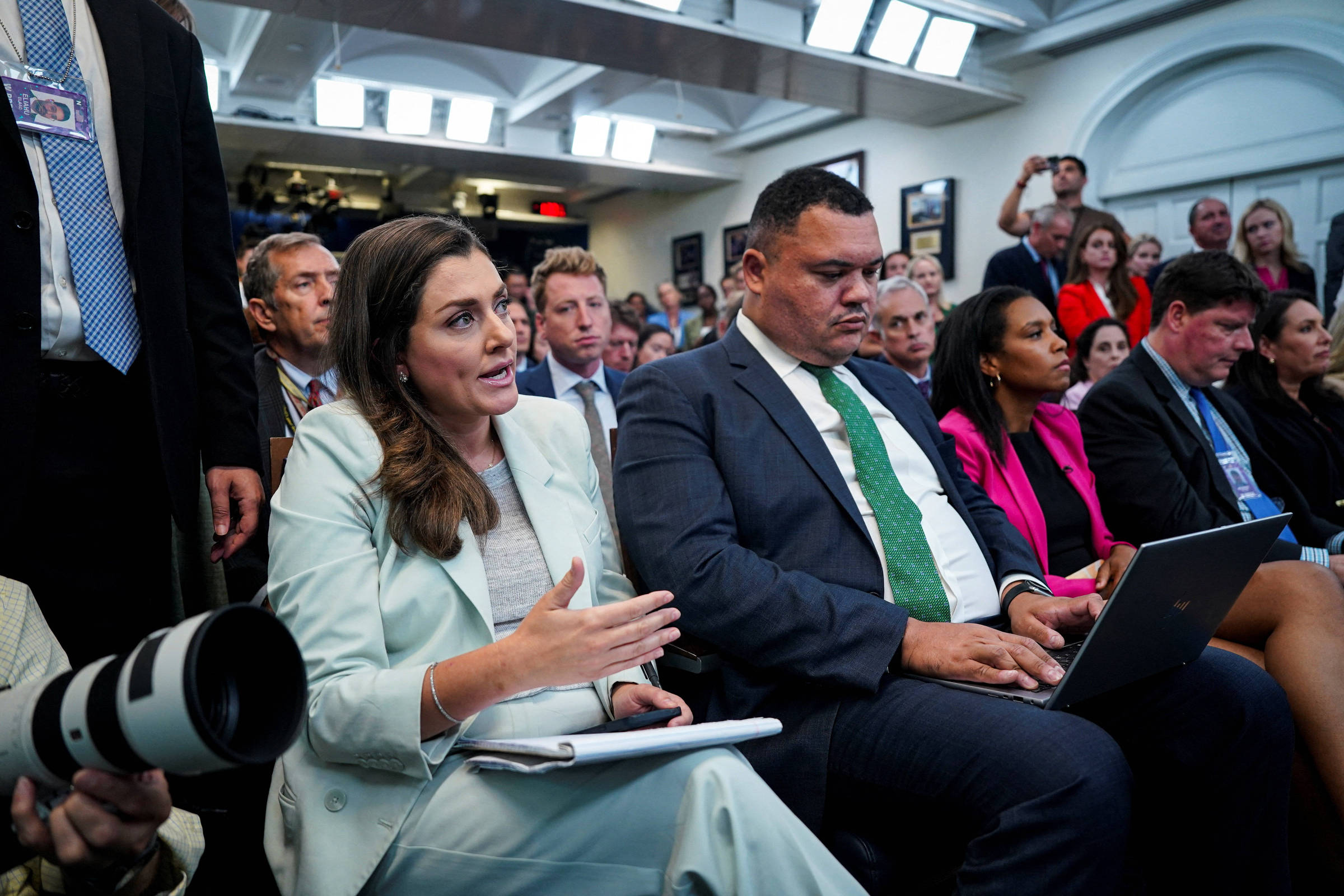 Trump manda repórter se calar, e Casa Branca diz que filhos ‘vão se envergonhar’ dela