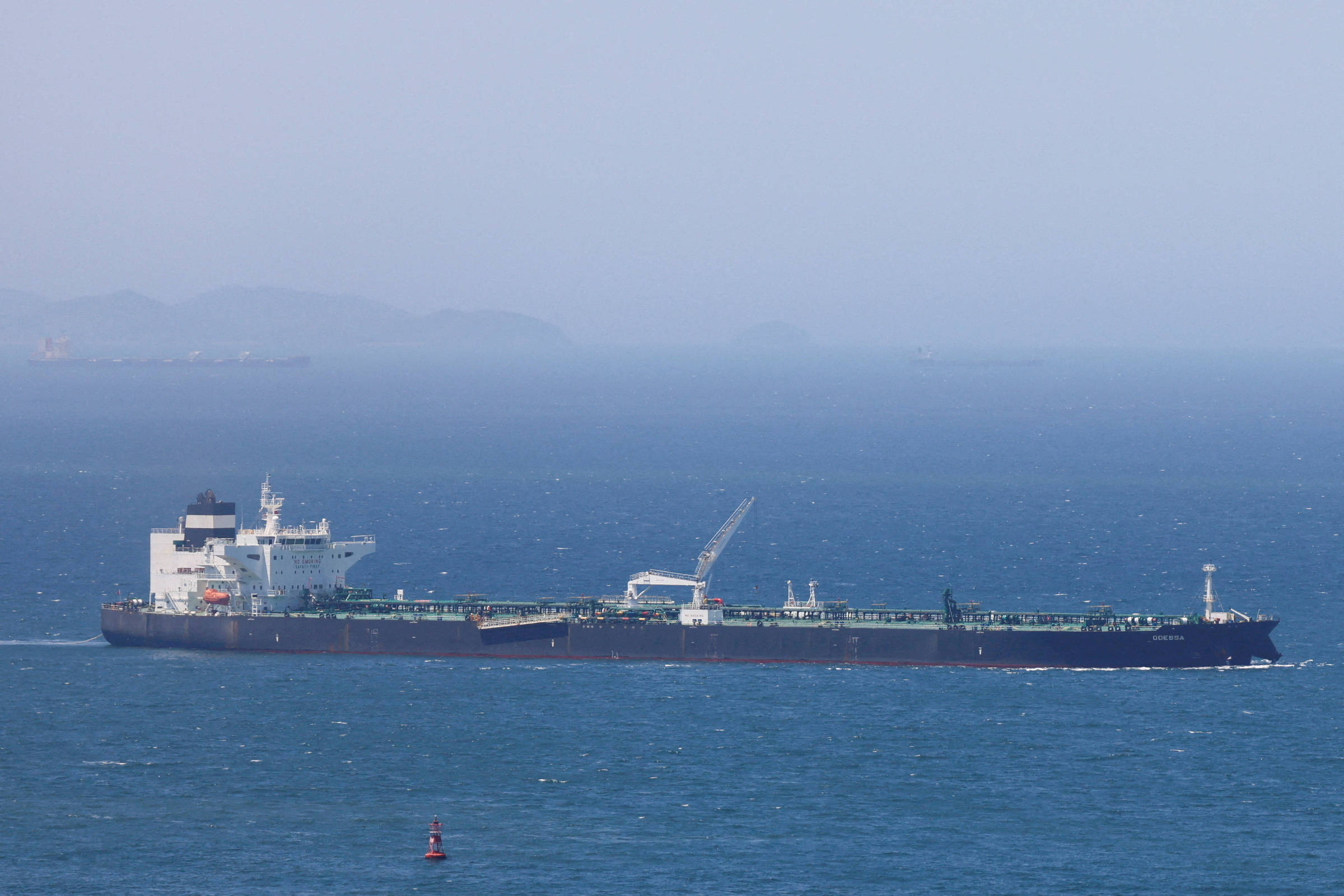 Impasse em Hormuz eleva petróleo e espalha risco inflacionário