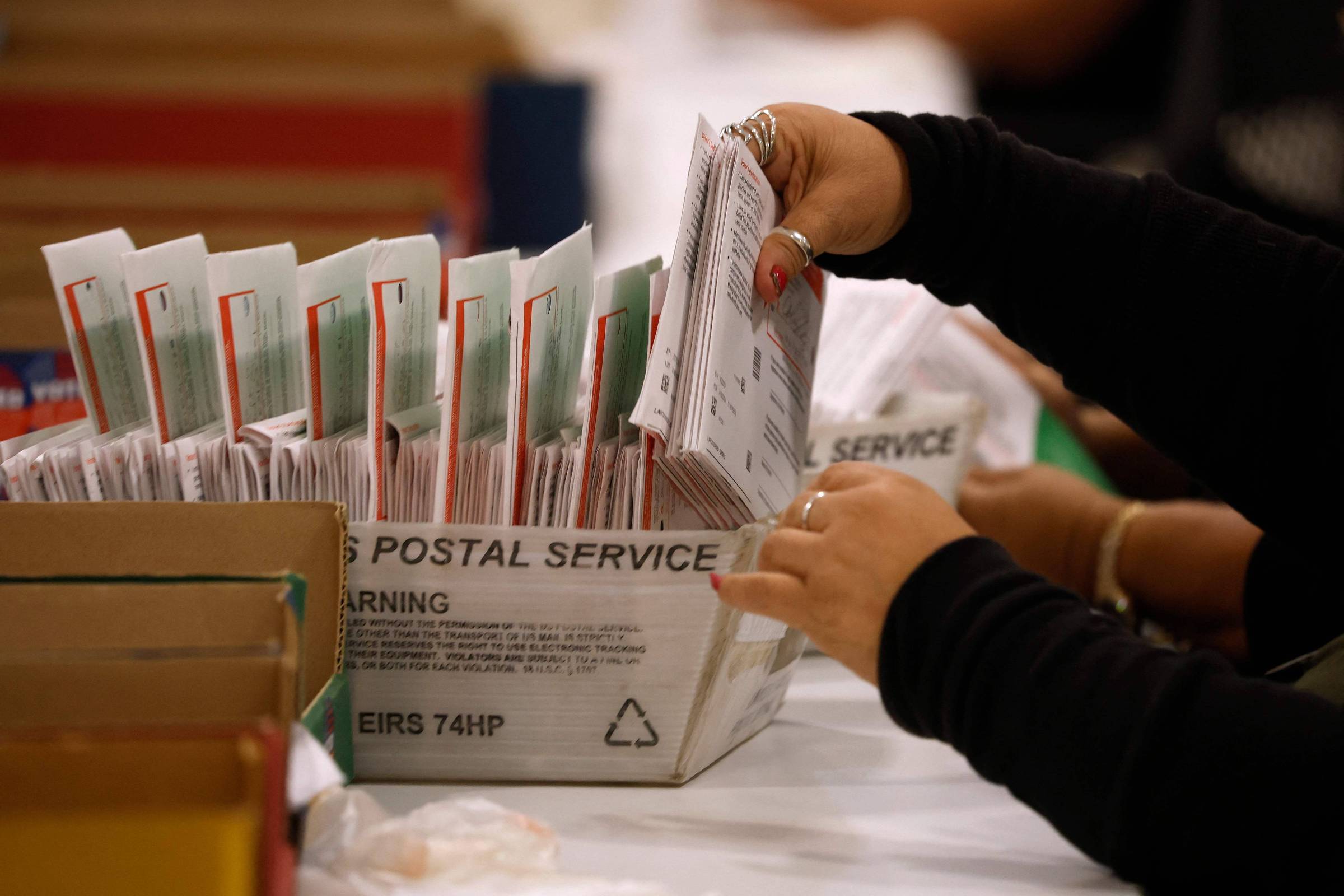 Serviço Postal dos EUA atende pedido de Trump e publica plano para restringir voto pelo correio
