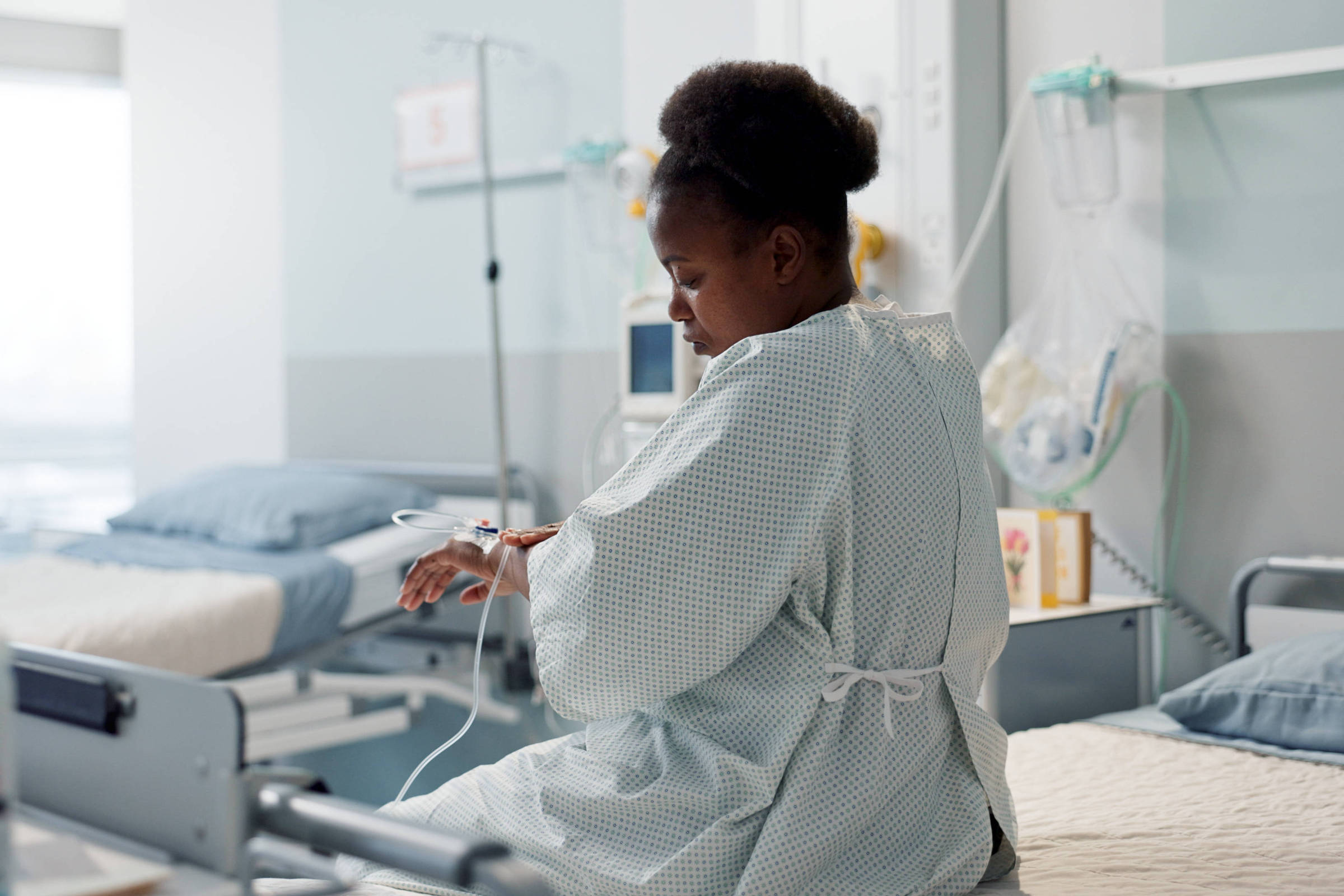Inglaterra reconhece misoginia médica como falha estrutural do sistema de saúde