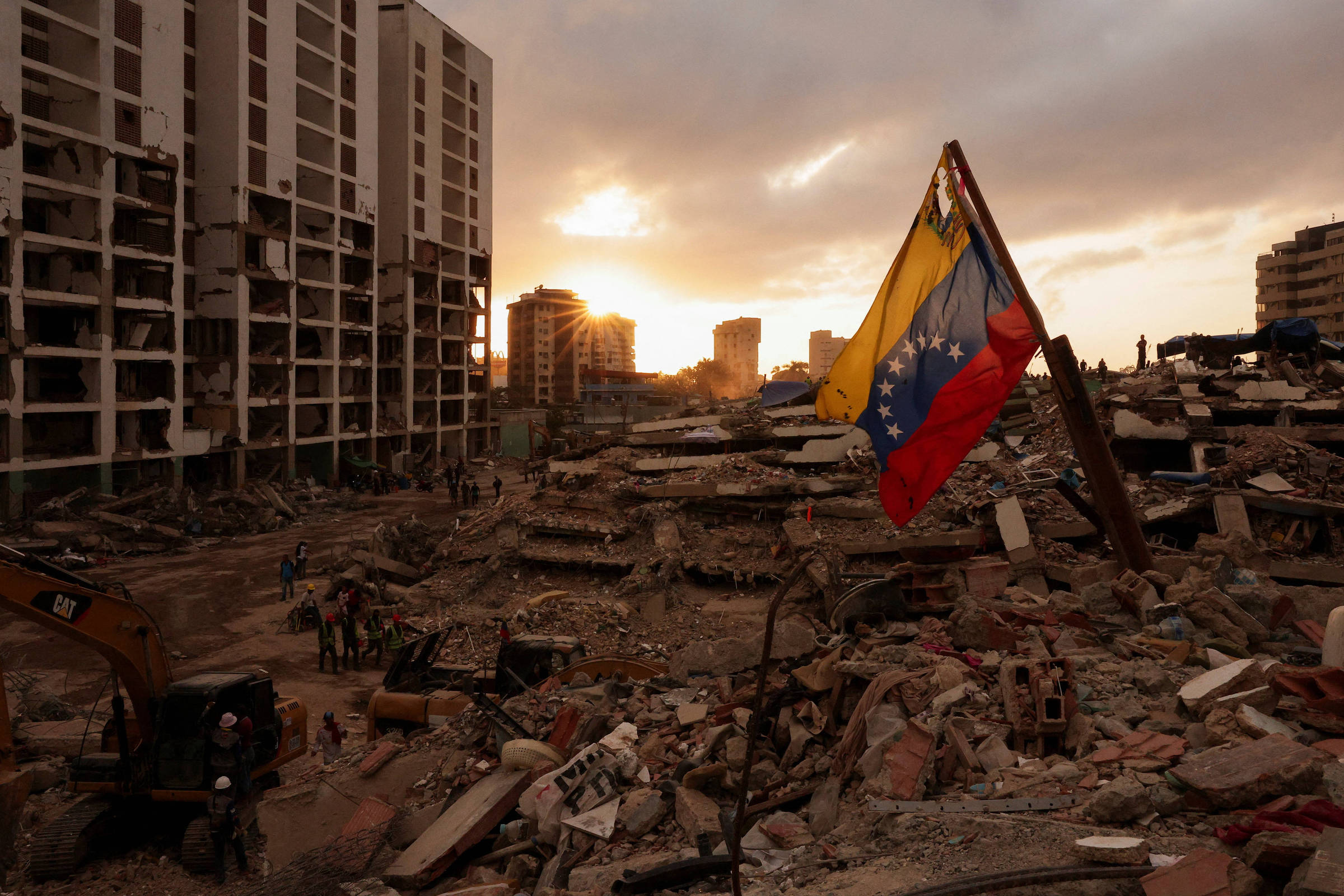 Vida é reduzida a enterros e sobrevivência no estado de La Guaira após terremotos