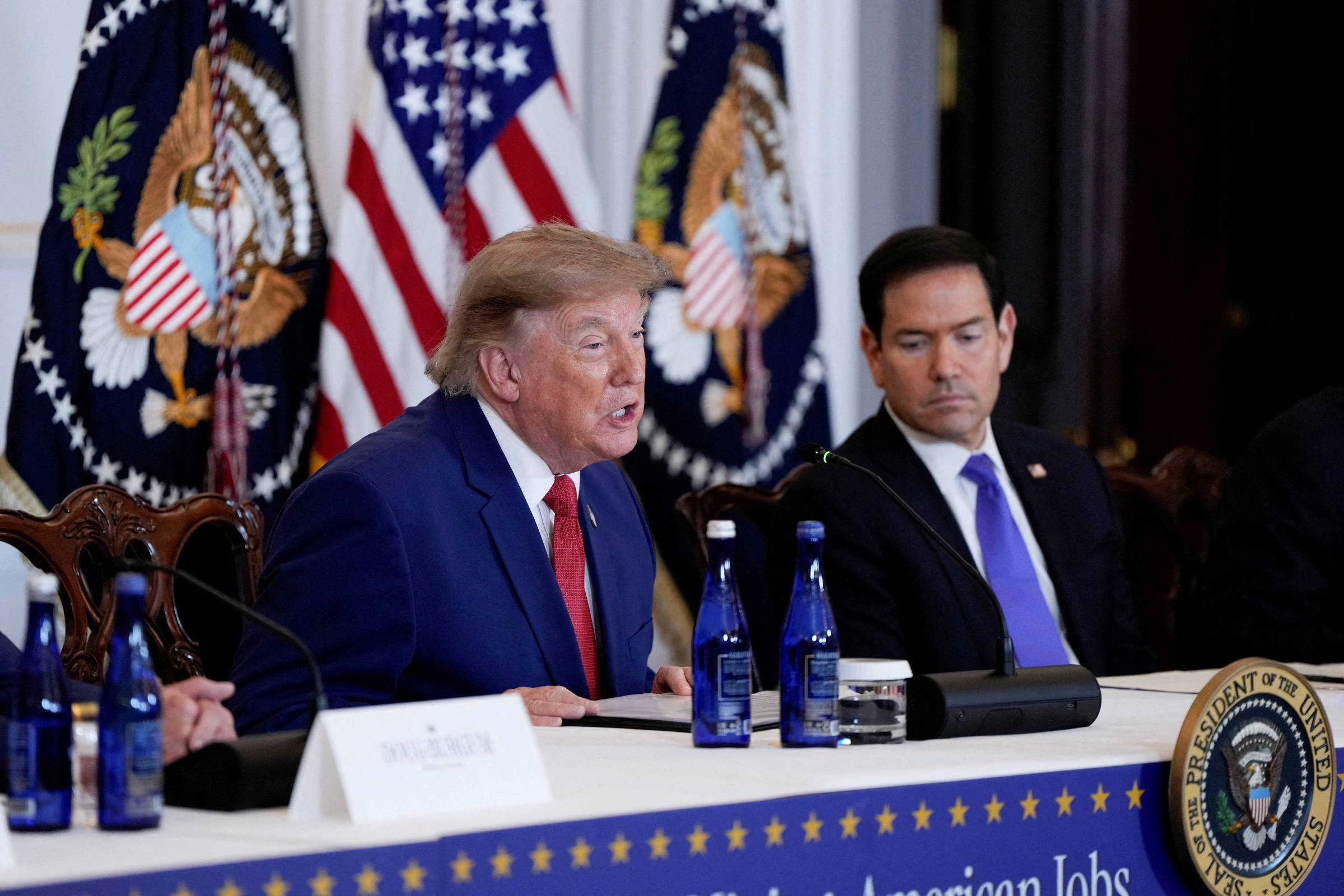 Governo Trump pausa processos de vistos para imigrantes em todo o mundo