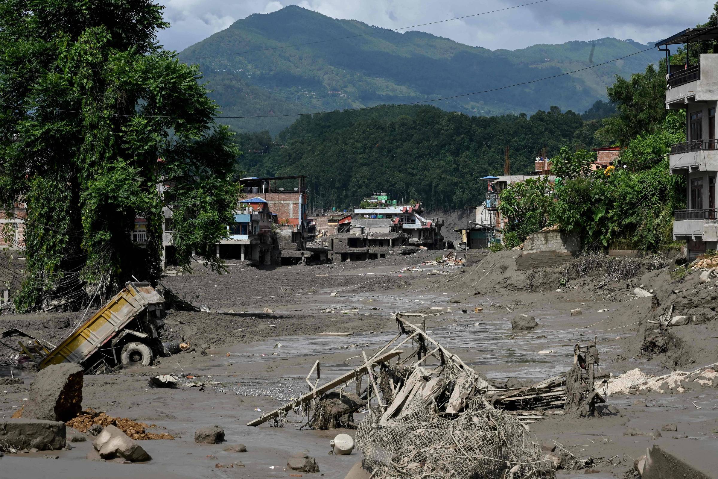 ‘Fui salvo por uma árvore’, diz sobrevivente de enchente no Nepal