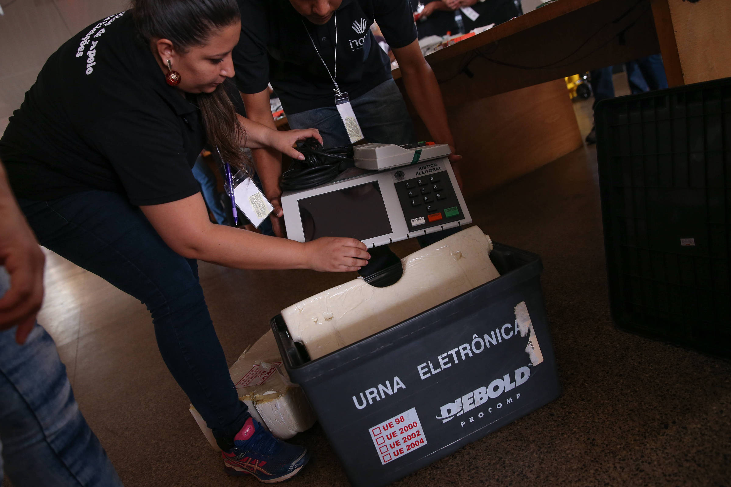Brasileiros temem votar em NY, e Brasil busca centro de votação protegido do ICE
