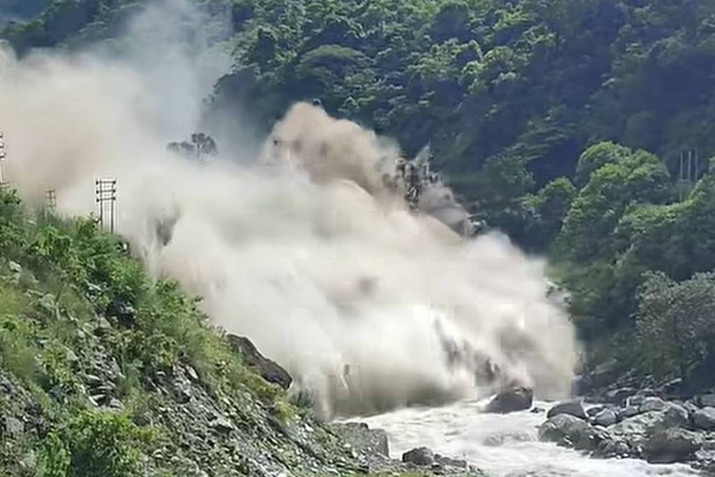 Vídeo mostra desespero em hidrelétrica atingida por enchente no Nepal