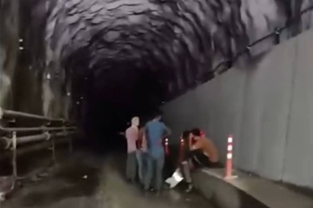 Equipes resgatam 350 pessoas presas em túnel no Nepal após enchentes; veja vídeo