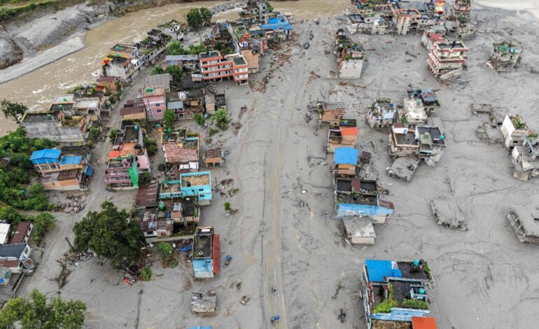 com-quase-700-mortos,-nepal-diz-precisar-de-bilhoes-de-dolares-para-reconstrucao
