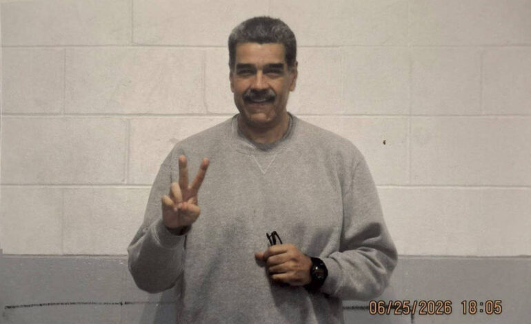 sorridente-e-com-mensagem-religiosa,-maduro-aparece-em-fotos-na-prisao-nos-eua