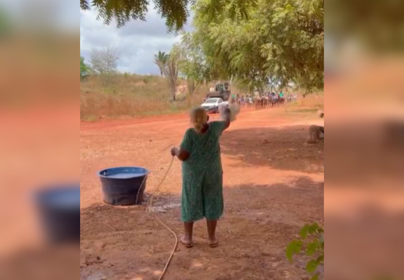 moradora-chama-atencao-ao-oferecer-agua-a-cavalos-durante-cavalgada-no-to;-video