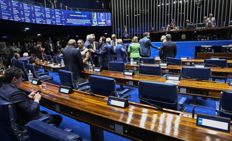 Aziz articula rito especial para levar PEC da escala 6×1 ao plenário