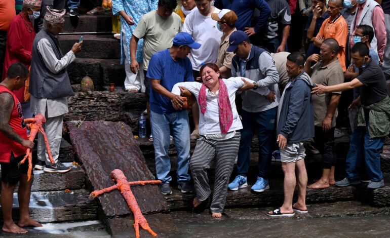 Famílias organizam funerais sem corpos no Nepal