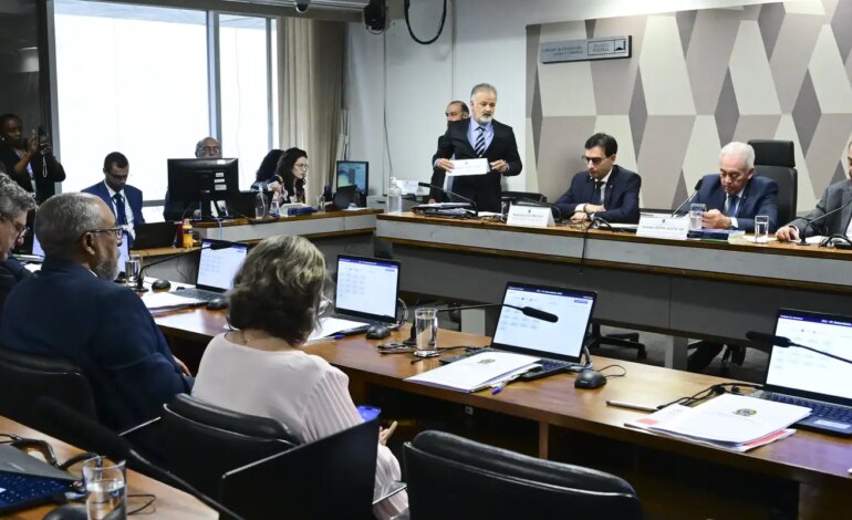CCJ do Senado aprova PEC que acaba com jornada 6×1