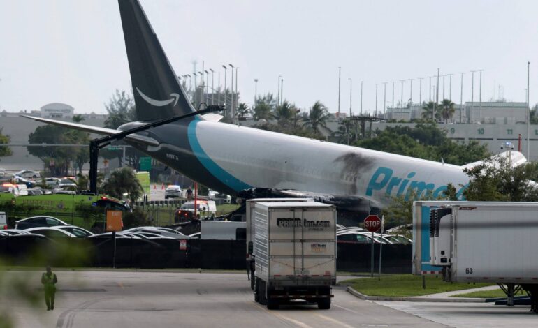 aviao-de-carga-da-amazon-sai-da-pista-em-aeroporto-de-miami-e-atinge-veiculos