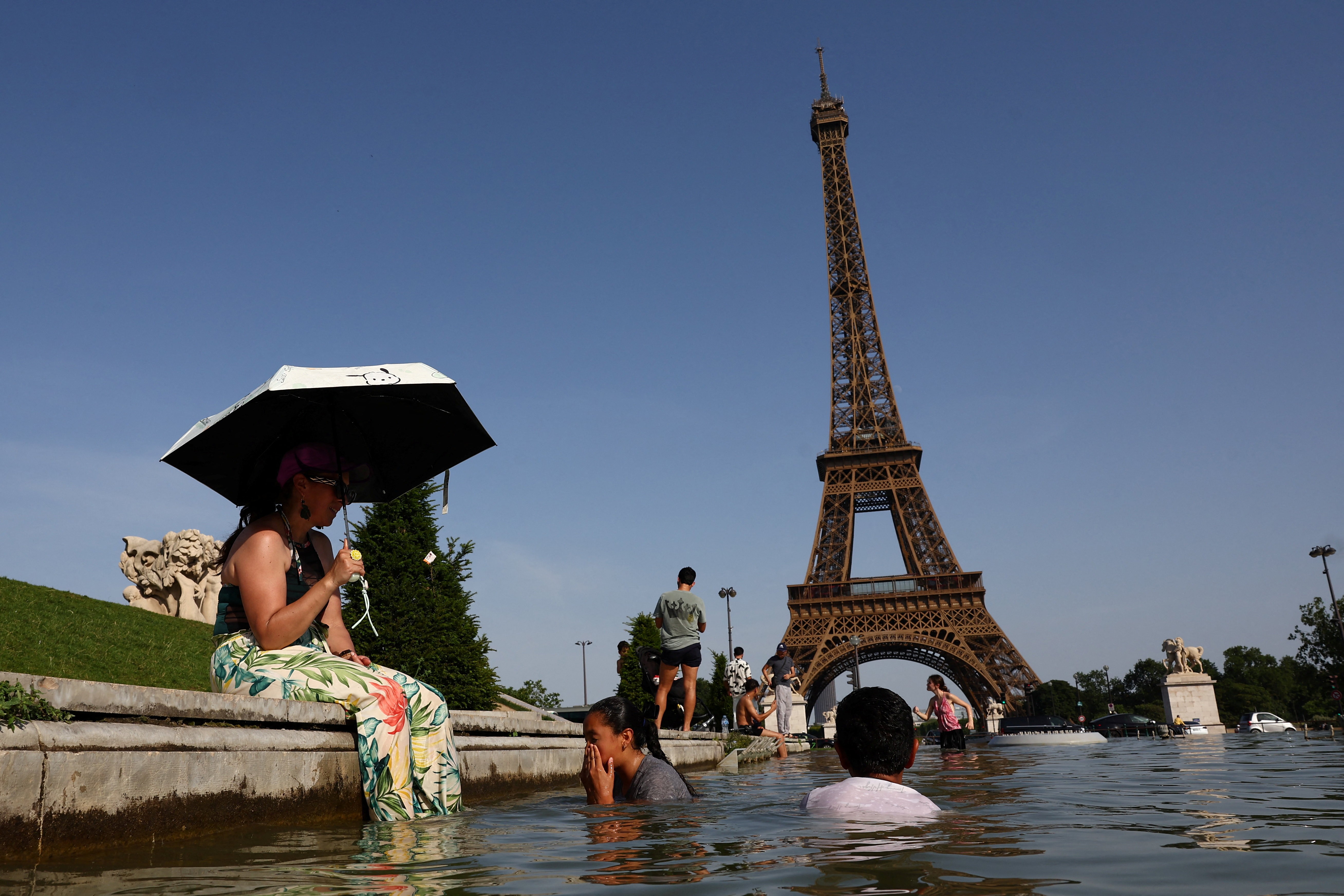 paris-investiga-exclusao-de-funcionarias-durante-visita-de-grupo-hindu-a-torre-eiffel;-entenda