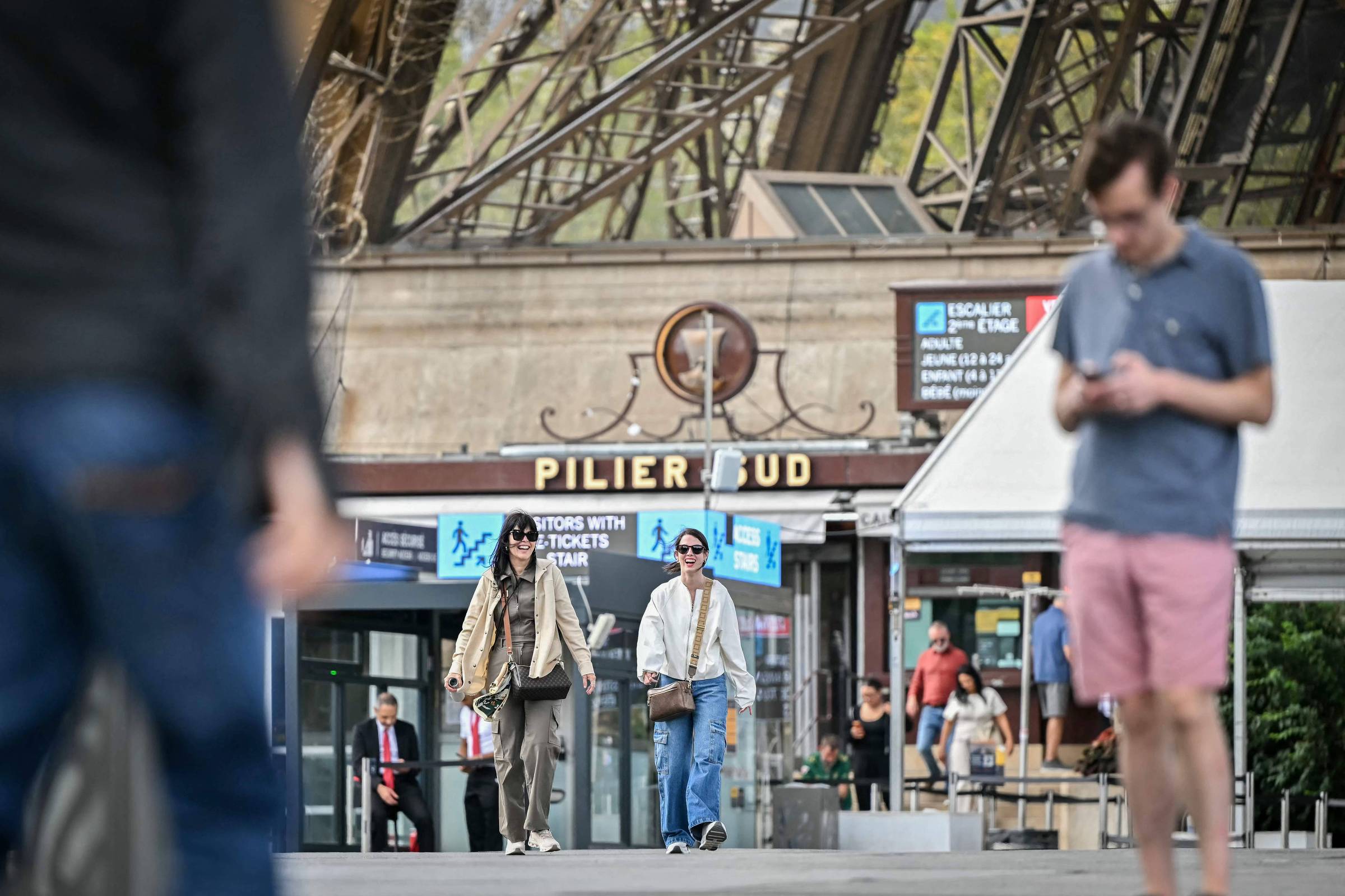torre-eiffel-reabre-apos-protesto-contra-afastamento-de-mulheres-em-visita-hindu