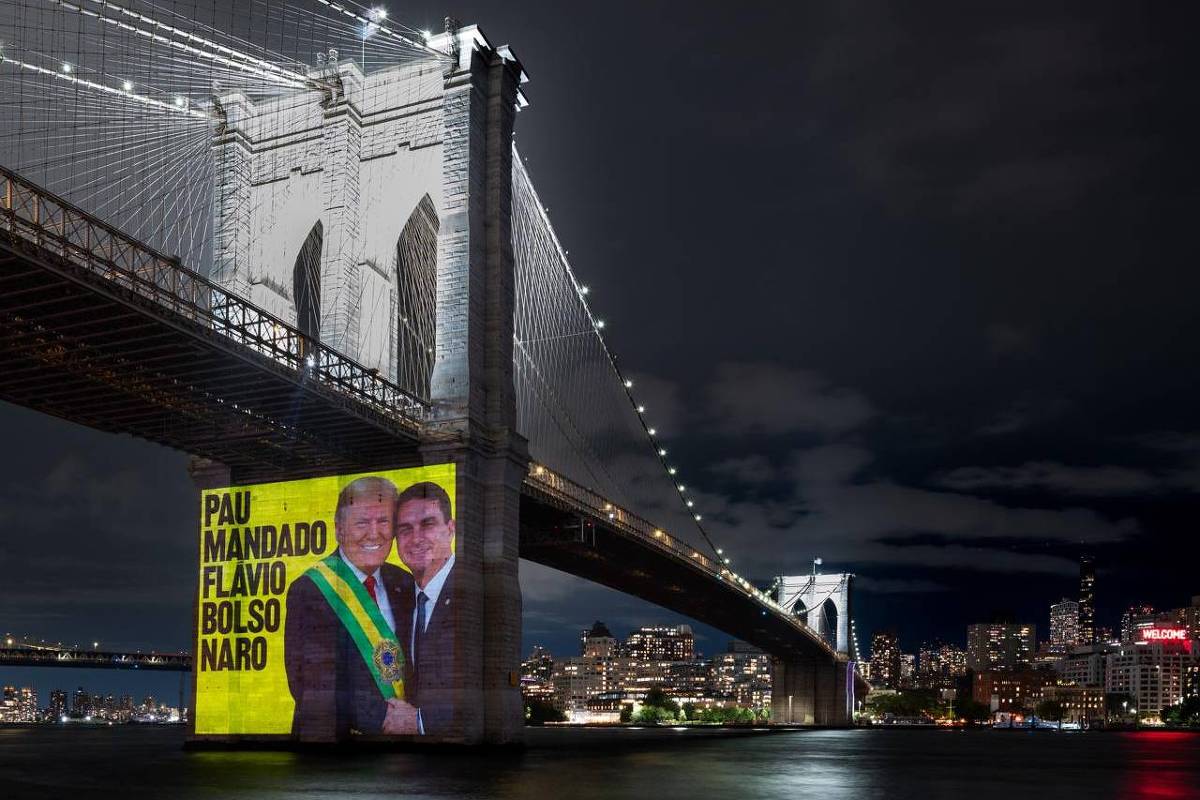 protesto-em-nova-york-projeta-flavio-bolsonaro-entregando-faixa-presidencial-a-trump