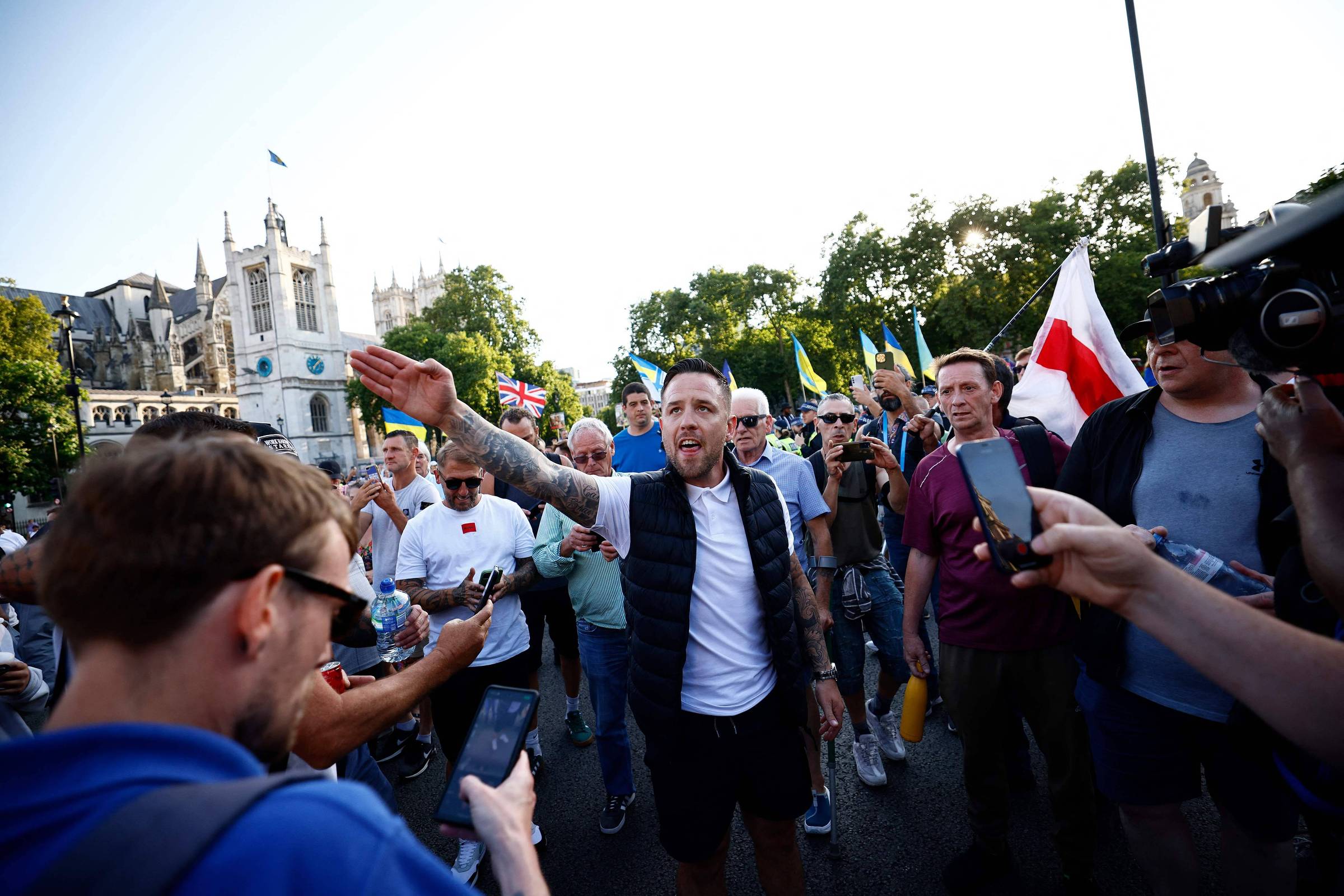 ultradireitista-britanico-e-preso-apos-tentar-rasgar-bote-de-imigrantes