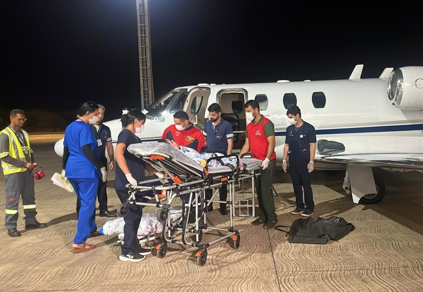 apos-se-acorrentar-em-hospital,-mae-consegue-vaga-para-cirurgia-do-filho-em-sao-paulo;-entenda