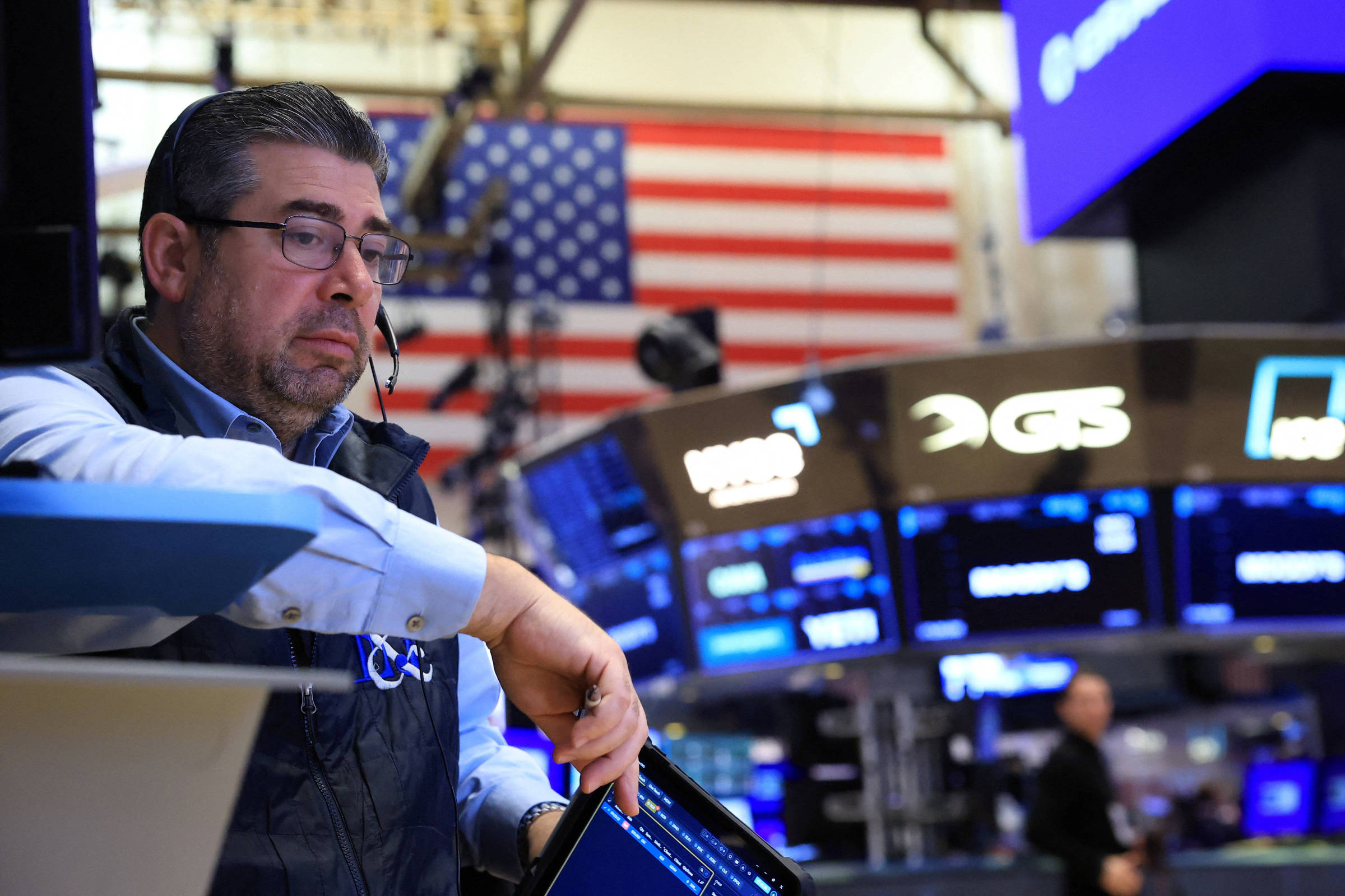 dolar-perde-forca-com-‘sell-america’-e-incertezas-geradas-por-governo-trump,-diz-itau