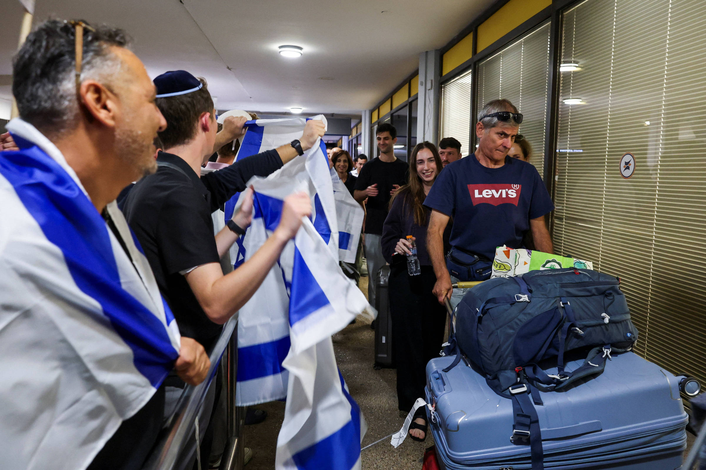 ‘absolutamente-assustador’,-dizem-passageiros-de-voo-da-flydubai-que-ia-a-israel