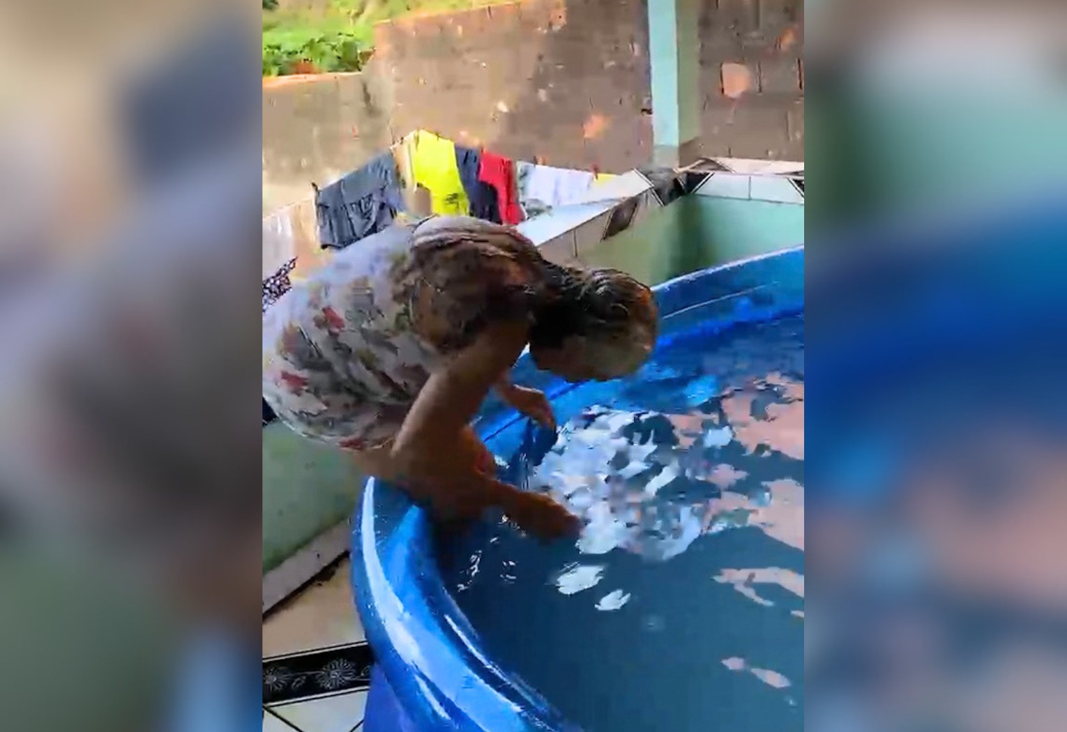 vovo-de-68-anos-viraliza-ao-dar-cambalhota-em-piscina-durante-brincadeira-com-criancas;-video