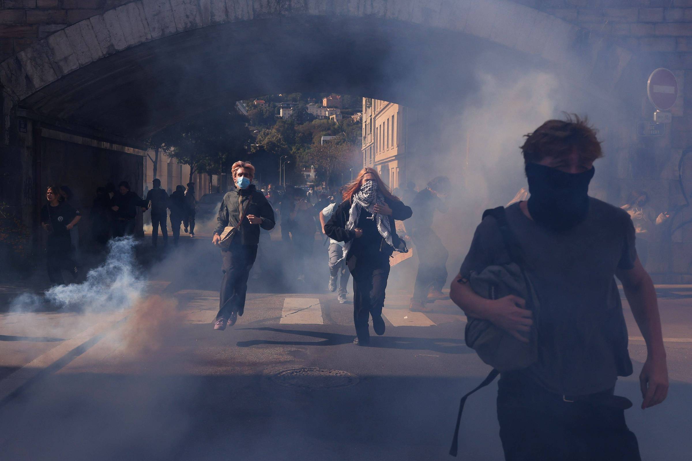 macron-enfrenta-protestos-de-estudantes-e-fechamento-de-escolas-por-toda-a-franca