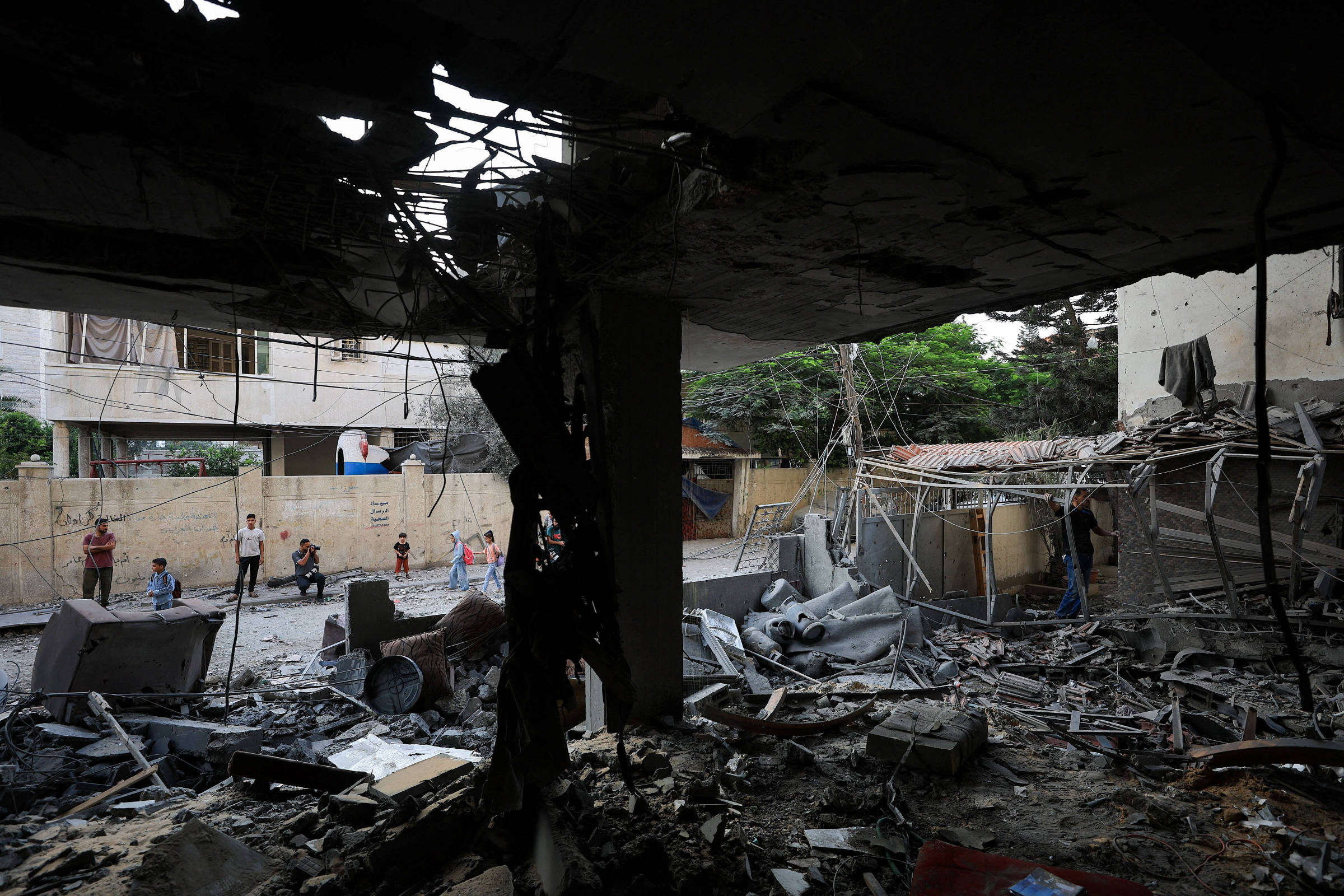 ataque-de-israel-mata-cinco-pessoas-e-destroi-predio-residencial-em-gaza