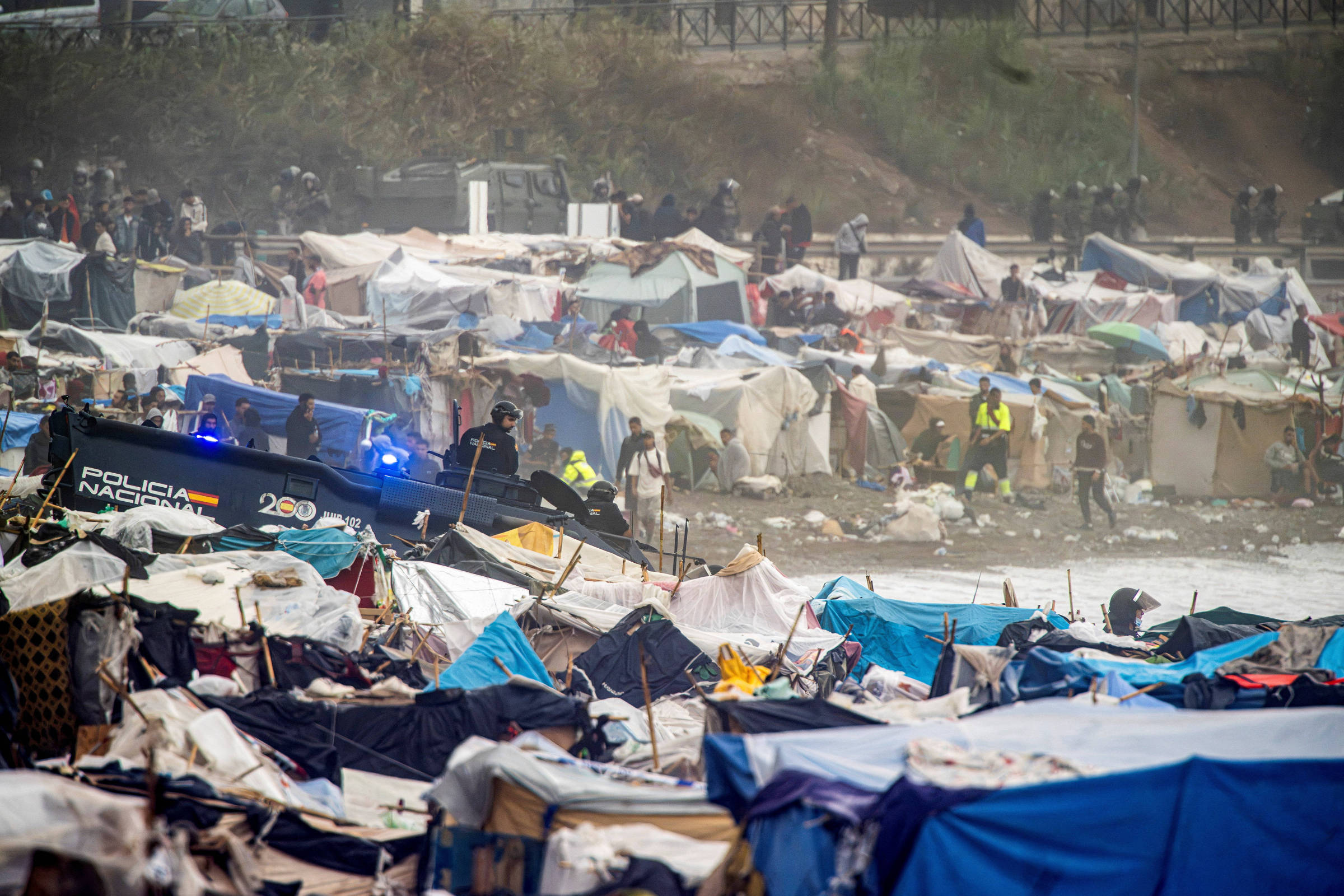 policia-desmonta-acampamento-de-migrantes-em-praia-de-ceuta-antes-de-visita-do-rei-da-espanha