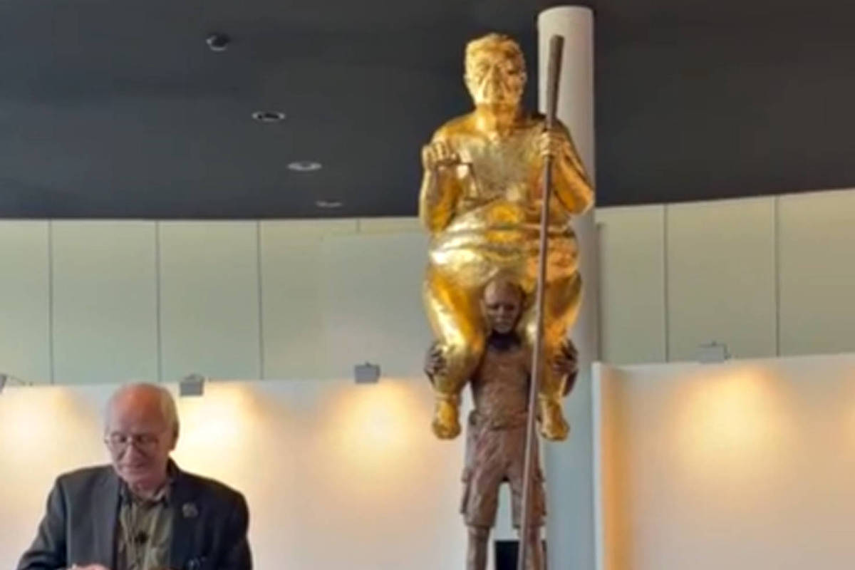estatua-de-donald-trump-nu-e-exibida-no-parlamento-europeu