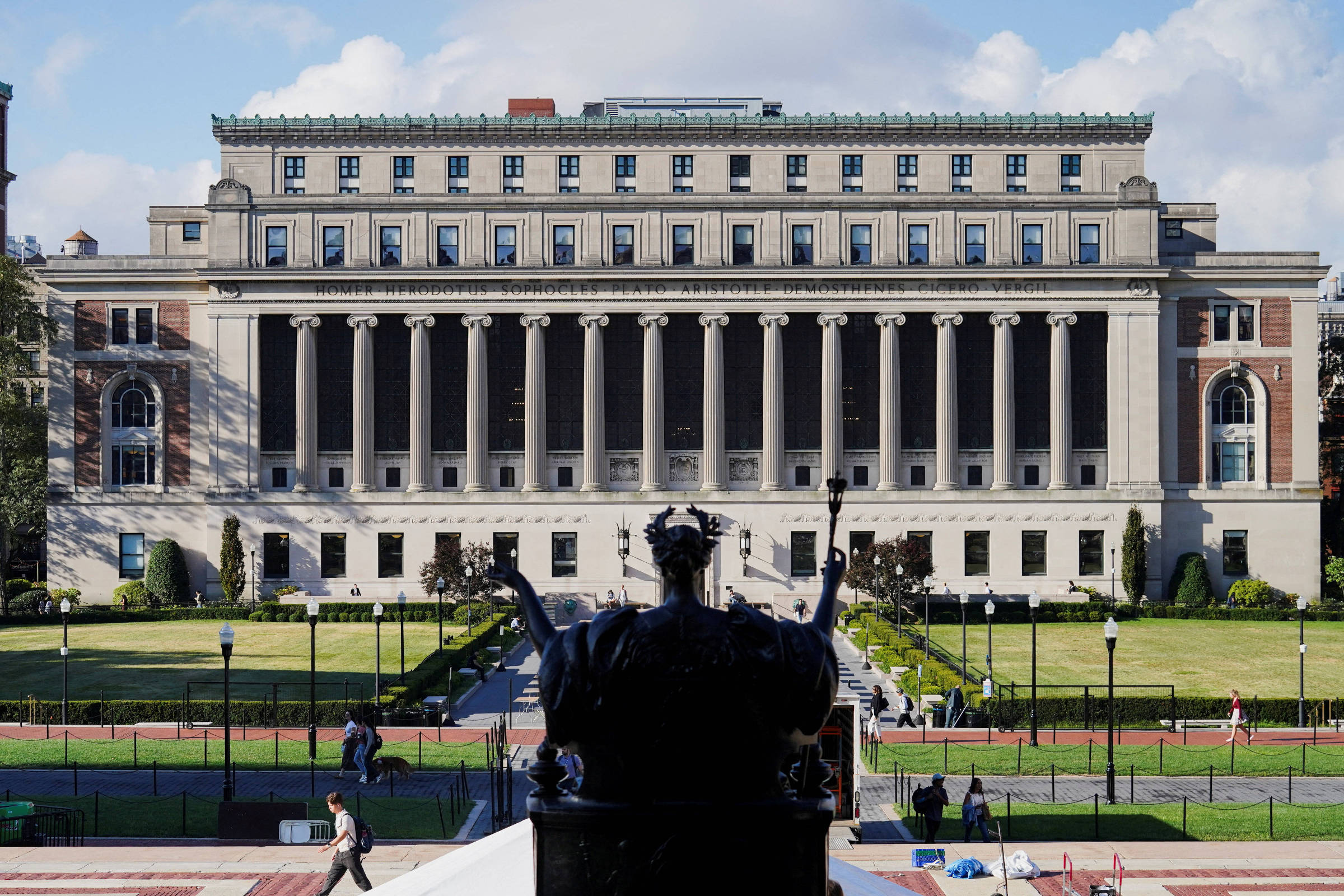 Governo Trump quer cobrar taxa de R$ 350 mil para estudantes estrangeiros trabalharem no país