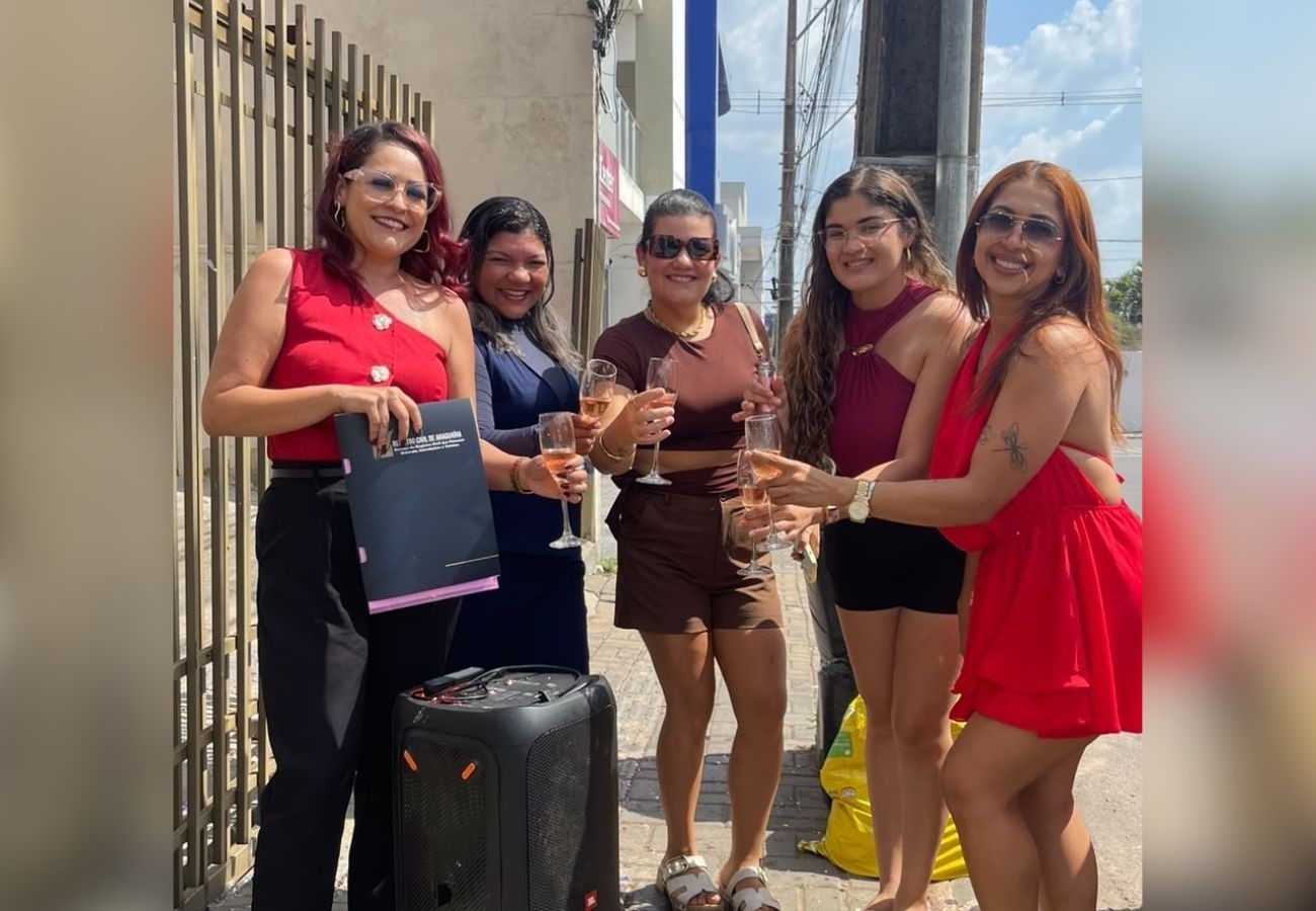mulher-comemora-divorcio-com-espumante-e-musica-na-saida-de-cartorio-no-to;-video