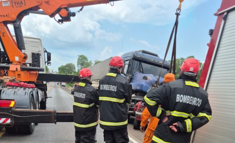 duas-pessoas-morrem-apos-carro-bater-de-frente-com-caminhao-na-br-153