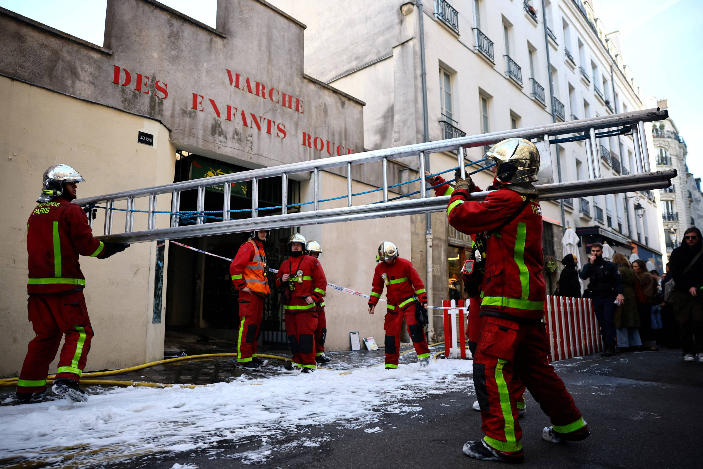 Incêndio destrói mercado de alimentos mais antigo de Paris