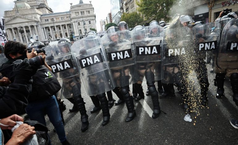 Ajuste de Milei reduz número de novos aposentados em 53% na Argentina