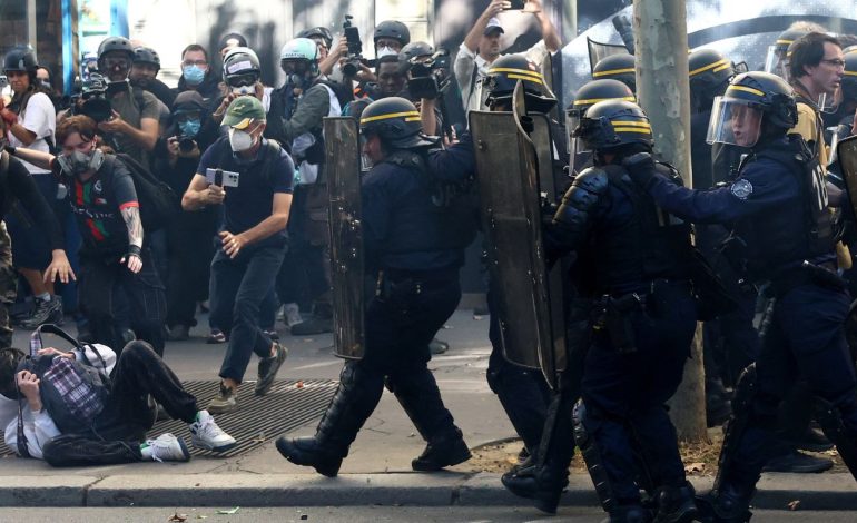 Adolescentes franceses fazem mais um dia de protestos sobre escolas