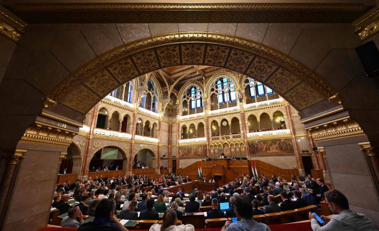 Hungria derruba restrições a conteúdo LGBTQIA+ impostas por Orbán