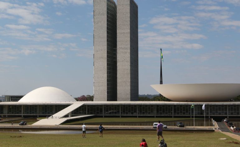 Calendário especial pode acelerar votação da PEC do fim da escala 6×1