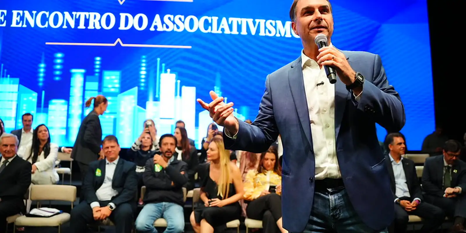 Flávio faz visita ao pai em prisão domiciliar e recebe apoios em SP