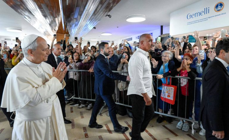 Papa Leão 14 passa noite tranquila após cirurgia, diz Vaticano